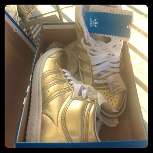 New w. tags Adidas Heritage 5.5 Gold Women’s shoes